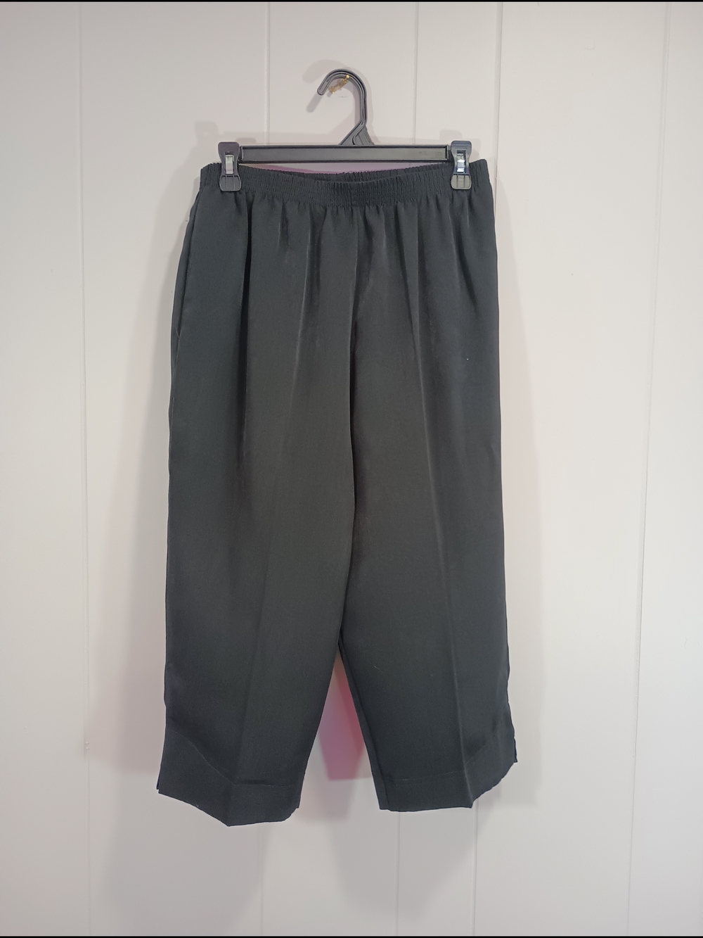 Sea Suns Woman's Black Capri with Pockets, Stretch Waist